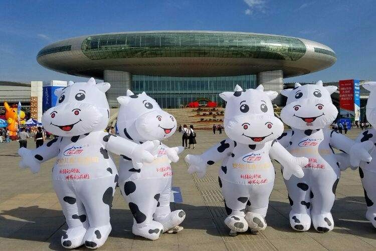 北京小奶牛卡通气模